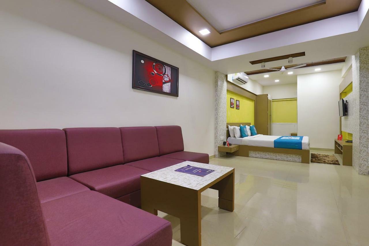 Oyo 9238 Hotel Meet Palace Naroda Luaran gambar