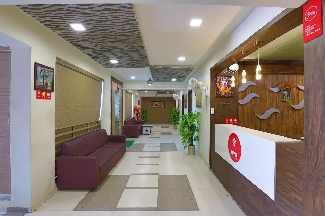 Oyo 9238 Hotel Meet Palace Naroda Luaran gambar