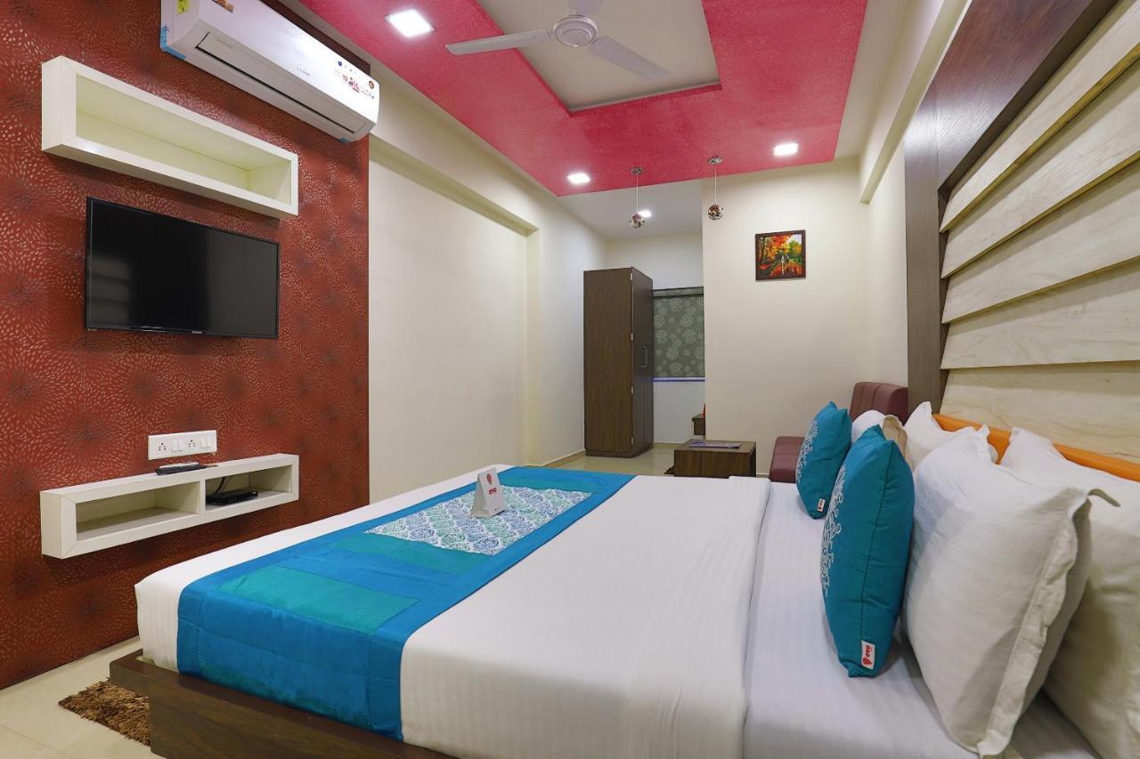 Oyo 9238 Hotel Meet Palace Naroda Luaran gambar