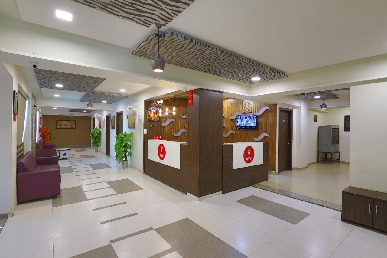 Oyo 9238 Hotel Meet Palace Naroda Luaran gambar