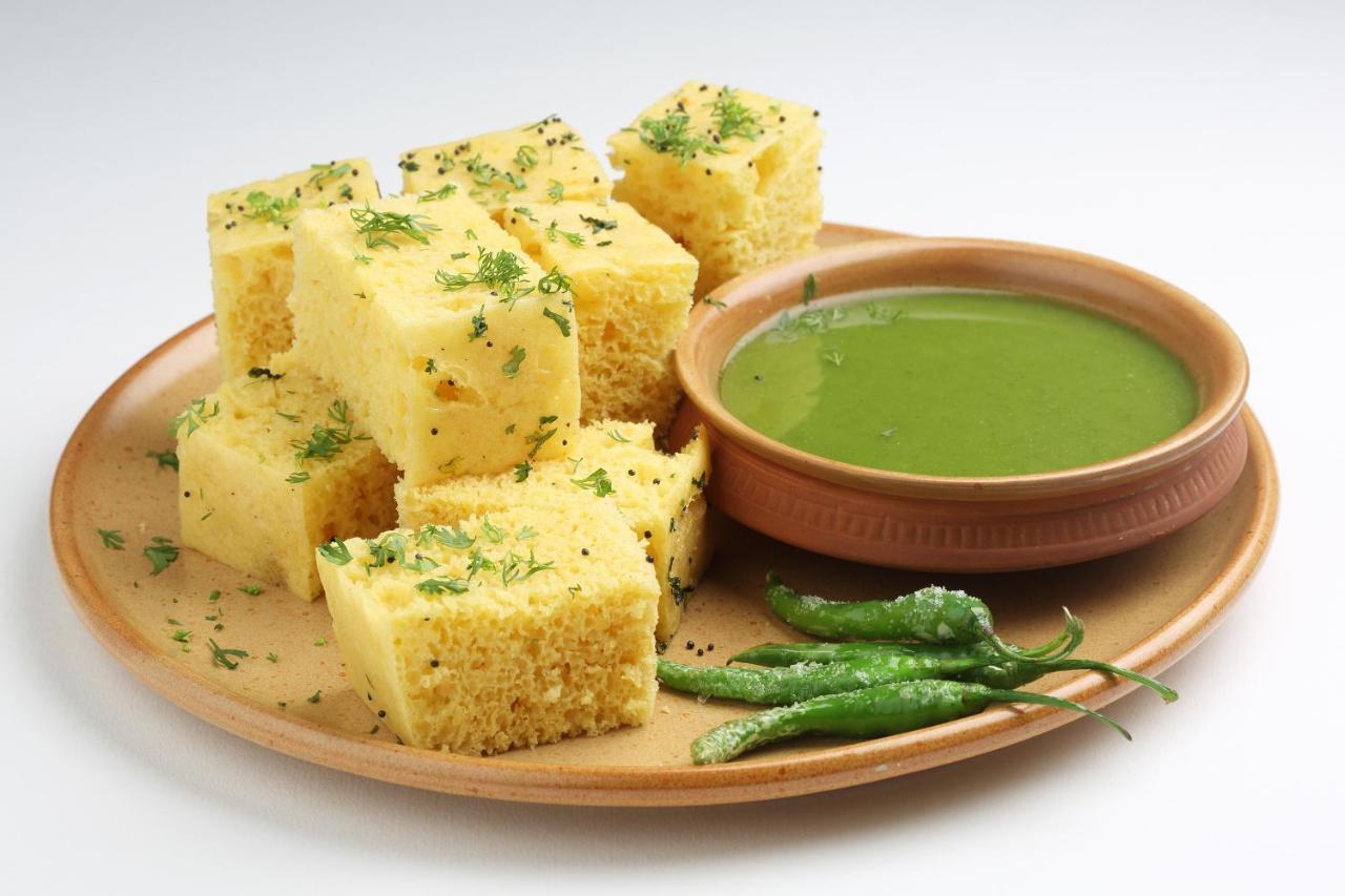 Oyo 9238 Hotel Meet Palace Naroda Luaran gambar